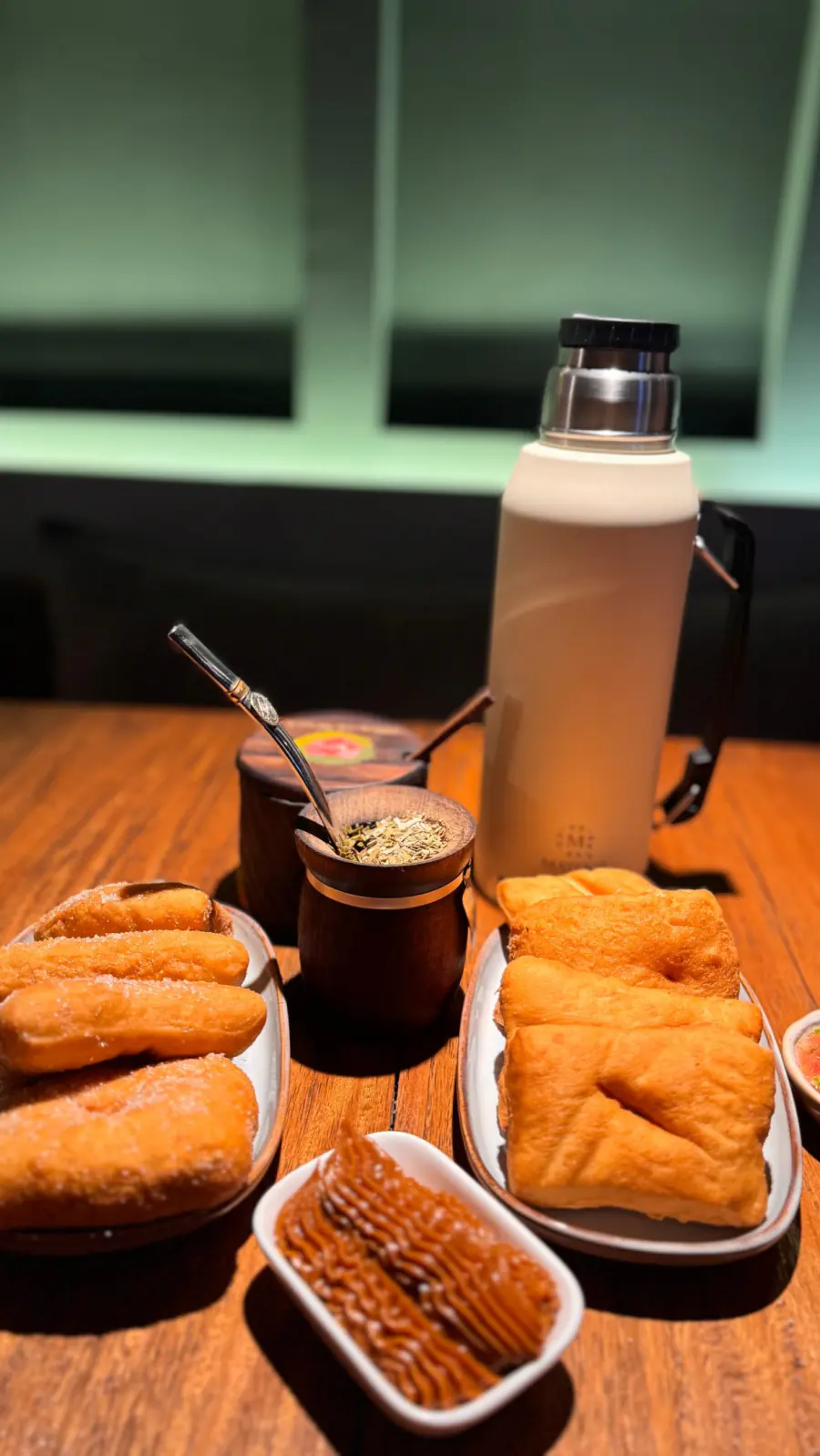 Tortas fritas recién hechas con mate