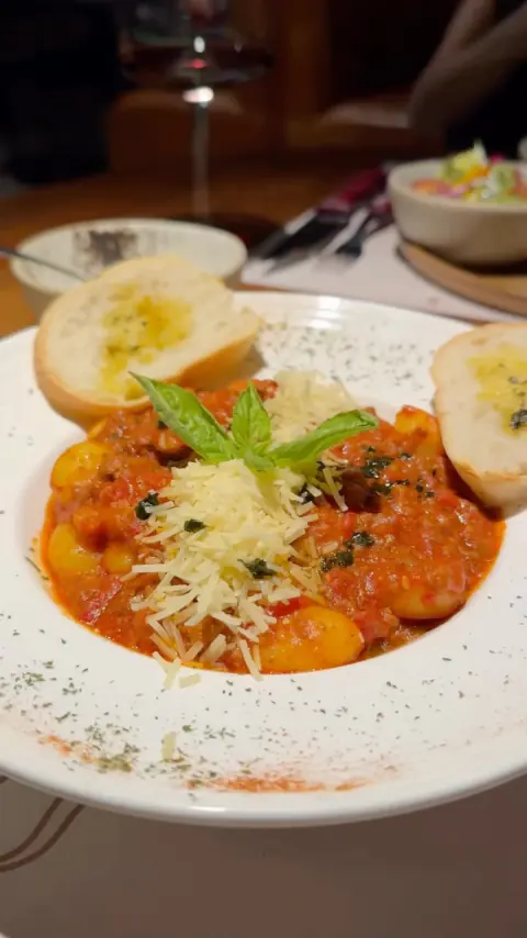 Ñoquis con salsa de tomate y pan