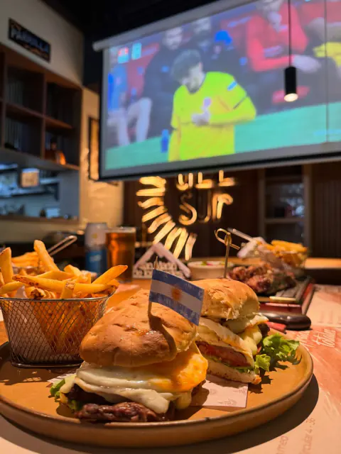 Sánguche con papas fritas en noche de partido