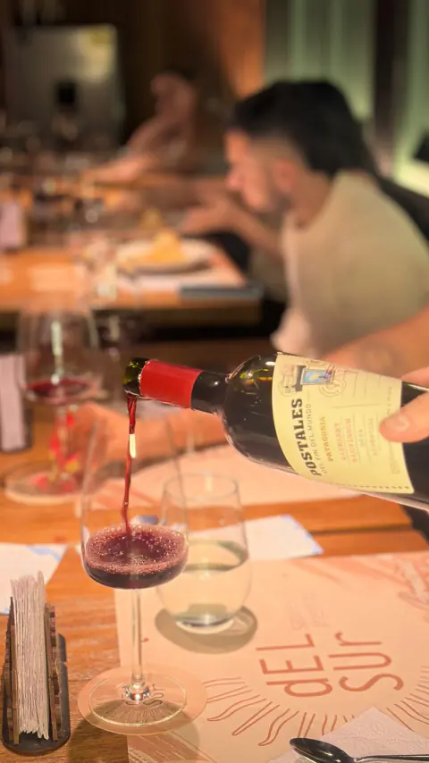 Servicio de vino tinto en la mesa